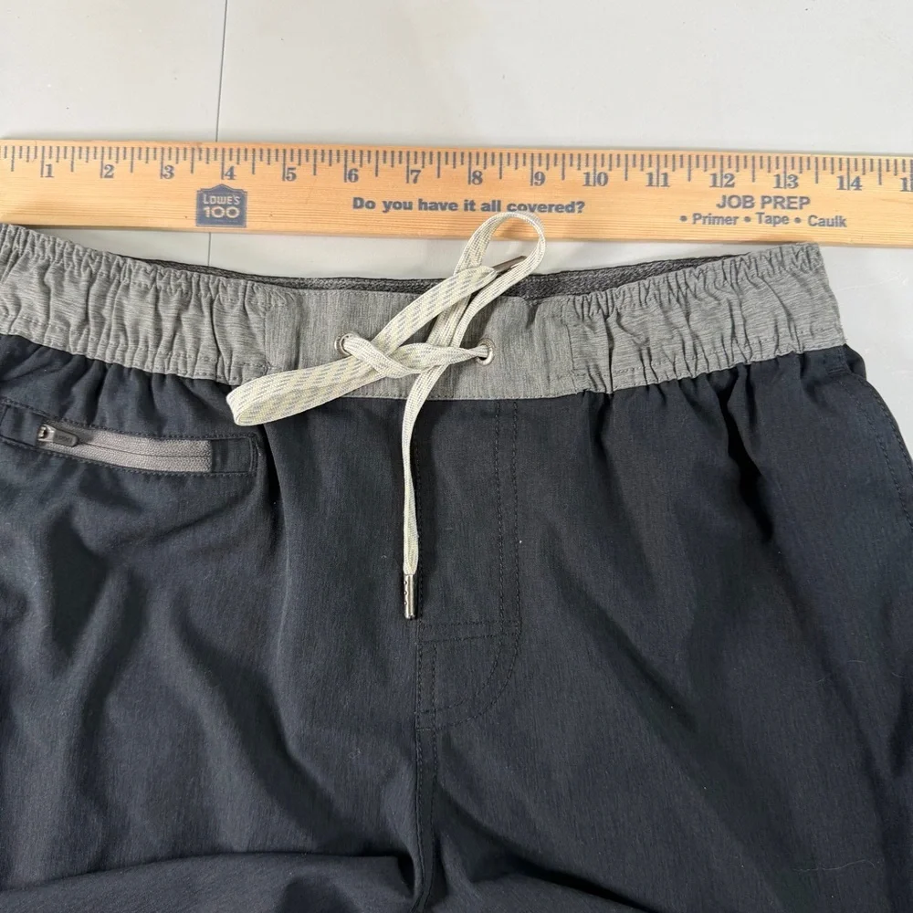 Vuori Banks Shorts Mens Small Black Grey Hybrid‎ Board Swim Shorts Resort Wear